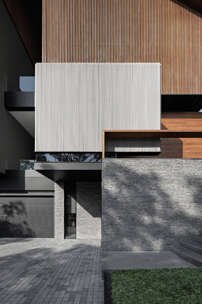 Семейный дом с современным тропическим дизайном