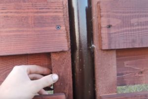 Деревянный забор на металлических столбах своими руками: пошаговая инструкция + фото