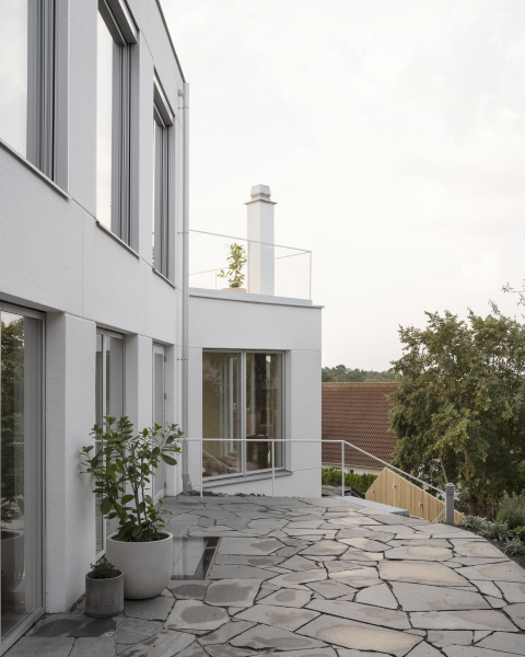 Скульптурная бетонная вилла в суровом рельефе Скульптурная бетонная вилла в суровом рельефе