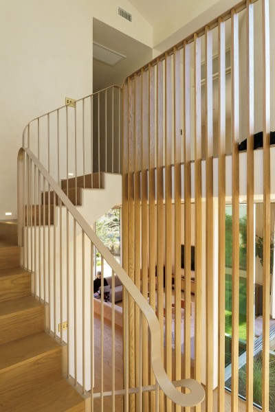 Дом с изогнутыми архитектурными элементами Дом с изогнутыми архитектурными элементами