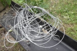 Деревянный забор на металлических столбах своими руками: пошаговая инструкция + фото