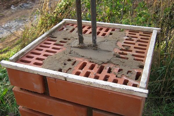 Во сколько обойдется кирпичный забор на участке: рассчитываем в рублях и кирпичах Во сколько обойдется кирпичный забор на участке: рассчитываем в рублях и кирпичах