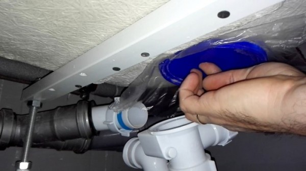 Выравнивание сливного отверстия ванны