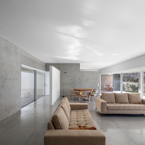 Минималистичный бетонный дом с внутренним двором Минималистичный бетонный дом с внутренним двором