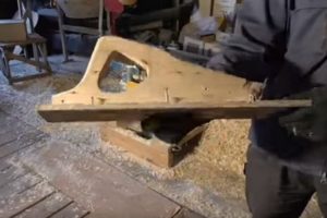 Деревянный забор на металлических столбах своими руками: пошаговая инструкция + фото