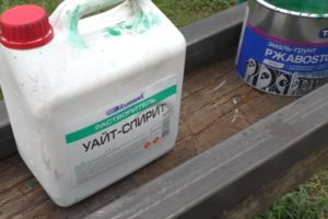 Деревянный забор на металлических столбах своими руками: пошаговая инструкция + фото