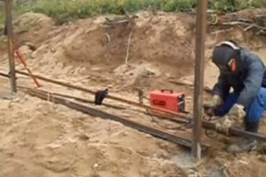 Деревянный забор на металлических столбах своими руками: пошаговая инструкция + фото