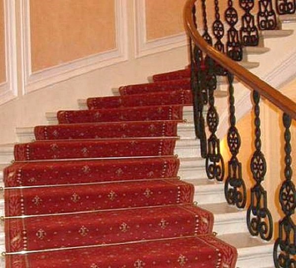 Накладки на ступени лестницы из ковролина: особенности выбора