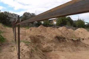 Деревянный забор на металлических столбах своими руками: пошаговая инструкция + фото