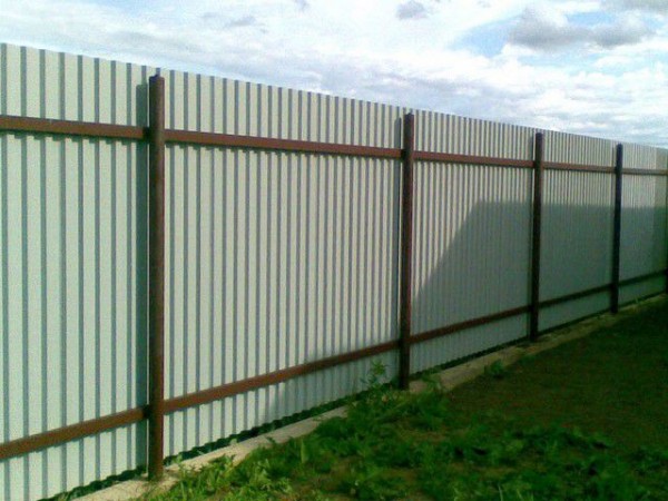 Как построить забор из профлиста своими руками: пошаговая инструкция и важные нюансы