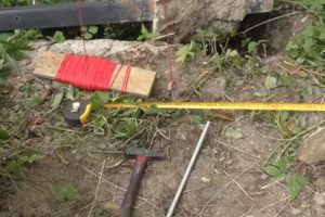 Деревянный забор на металлических столбах своими руками: пошаговая инструкция + фото