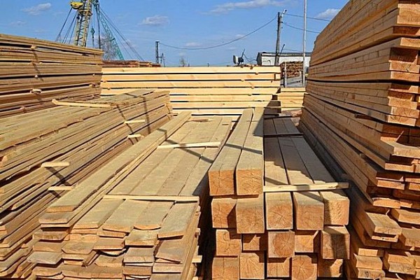 Деревянный забор на металлических столбах своими руками: пошаговая инструкция + фото