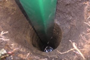 Деревянный забор на металлических столбах своими руками: пошаговая инструкция + фото