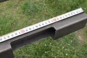 Деревянный забор на металлических столбах своими руками: пошаговая инструкция + фото