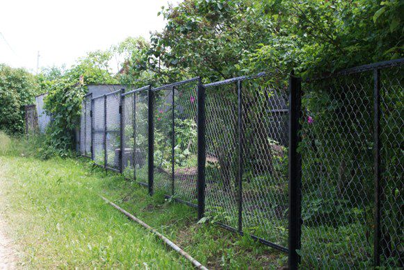 Как сделать забор из сетки рабицы — новые методы установки + расчет Как сделать забор из сетки рабицы — новые методы установки + расчет