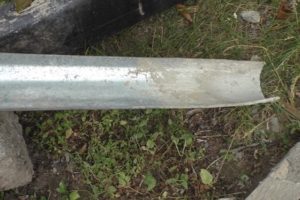 Деревянный забор на металлических столбах своими руками: пошаговая инструкция + фото