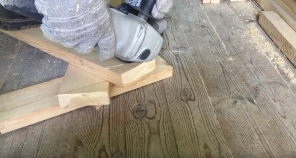 Делаем складные строительные козлы из обрезков досок на дачу Делаем складные строительные козлы из обрезков досок на дачу