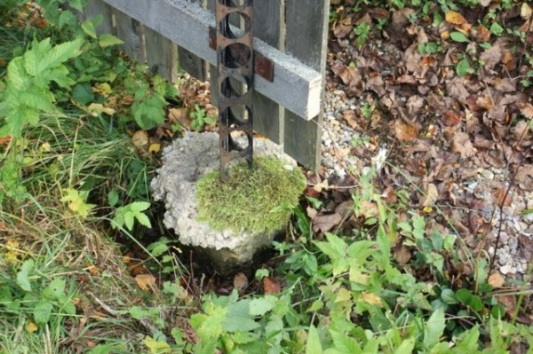 Деревянный забор на металлических столбах своими руками: пошаговая инструкция + фото