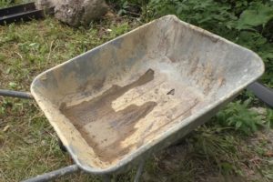 Деревянный забор на металлических столбах своими руками: пошаговая инструкция + фото