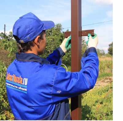 Металлический забор из профлиста и штакетника своими руками: пошаговая инструкция