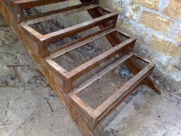 Лестница в погреб своими руками: выбор конструкции и пошаговая инструкция по изготовлению Лестница в погреб своими руками: выбор конструкции и пошаговая инструкция по изготовлению