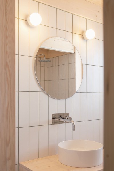 Скандинавская деревянная хижина в дикой природе Скандинавская деревянная хижина в дикой природе