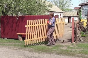 Деревянный забор на металлических столбах своими руками: пошаговая инструкция + фото