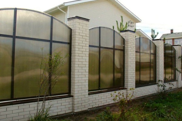 Забор из поликарбоната своими руками: пошаговые инструкции и фото к ним Забор из поликарбоната своими руками: пошаговые инструкции и фото к ним