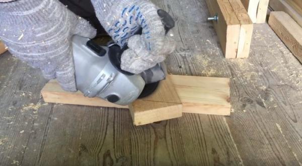 Делаем складные строительные козлы из обрезков досок на дачу Делаем складные строительные козлы из обрезков досок на дачу