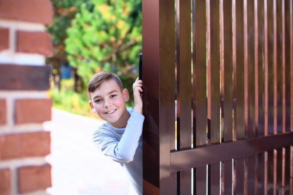 Выбираем въездные ворота для загородного дома — пошаговый алгоритм от ГК «АЛЮТЕХ» Выбираем въездные ворота для загородного дома — пошаговый алгоритм от ГК «АЛЮТЕХ»