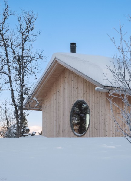 Скандинавская деревянная хижина в дикой природе Скандинавская деревянная хижина в дикой природе