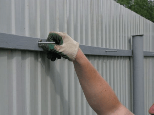 Металлический забор из профлиста и штакетника своими руками: пошаговая инструкция