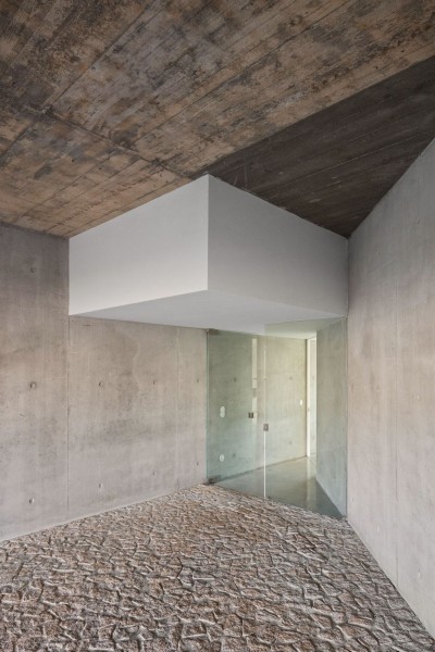 Минималистичный бетонный дом с внутренним двором Минималистичный бетонный дом с внутренним двором