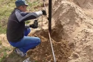 Деревянный забор на металлических столбах своими руками: пошаговая инструкция + фото