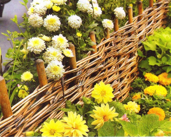 Плетеный забор своими руками: делаем из досок и веток с пошаговой инструкцией