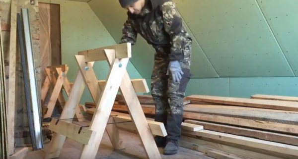 Делаем складные строительные козлы из обрезков досок на дачу Делаем складные строительные козлы из обрезков досок на дачу