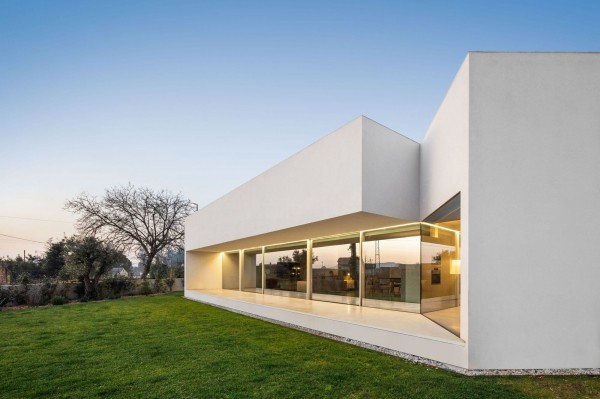 Минималистичный бетонный дом с внутренним двором Минималистичный бетонный дом с внутренним двором