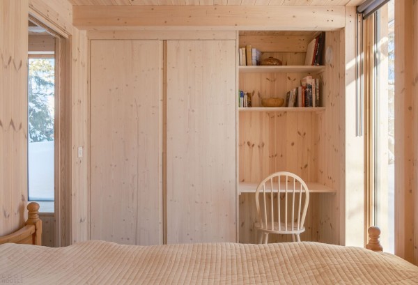 Скандинавская деревянная хижина в дикой природе Скандинавская деревянная хижина в дикой природе