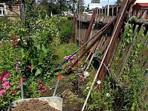 Как построить забор из профлиста своими руками: пошаговая инструкция и важные нюансы