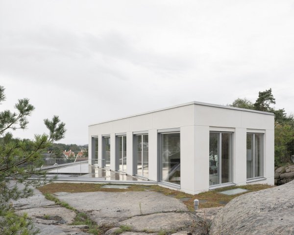 Скульптурная бетонная вилла в суровом рельефе Скульптурная бетонная вилла в суровом рельефе