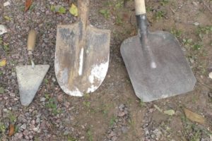 Деревянный забор на металлических столбах своими руками: пошаговая инструкция + фото