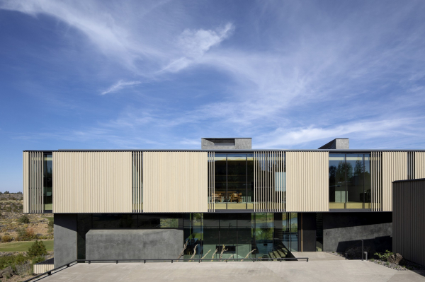 Дом с многослойной пространственной композицией Дом с многослойной пространственной композицией