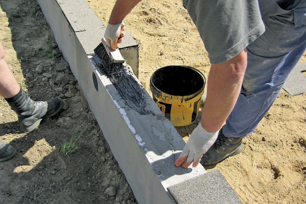 Во сколько обойдется кирпичный забор на участке: рассчитываем в рублях и кирпичах Во сколько обойдется кирпичный забор на участке: рассчитываем в рублях и кирпичах