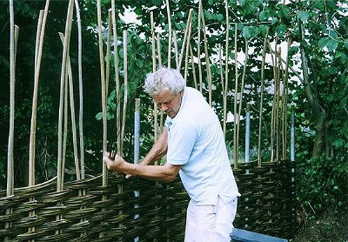 Плетеный забор своими руками: делаем из досок и веток с пошаговой инструкцией