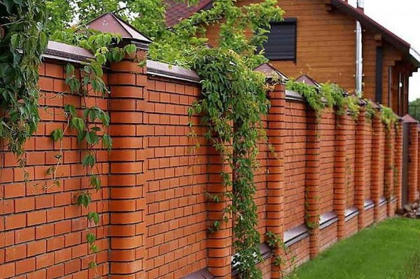 Во сколько обойдется кирпичный забор на участке: рассчитываем в рублях и кирпичах Во сколько обойдется кирпичный забор на участке: рассчитываем в рублях и кирпичах