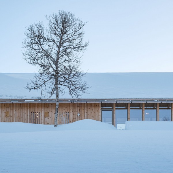 Скандинавская деревянная хижина в дикой природе Скандинавская деревянная хижина в дикой природе