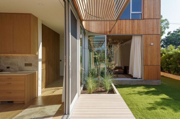 Дом с изогнутыми архитектурными элементами Дом с изогнутыми архитектурными элементами