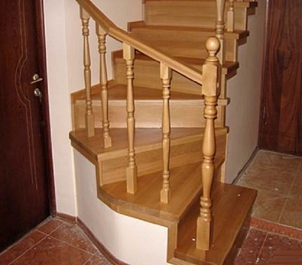 Забежная лестница своими руками: схемы + пошаговая инструкция с фото Забежная лестница своими руками: схемы + пошаговая инструкция с фото