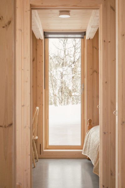 Скандинавская деревянная хижина в дикой природе Скандинавская деревянная хижина в дикой природе