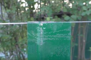 Деревянный забор на металлических столбах своими руками: пошаговая инструкция + фото